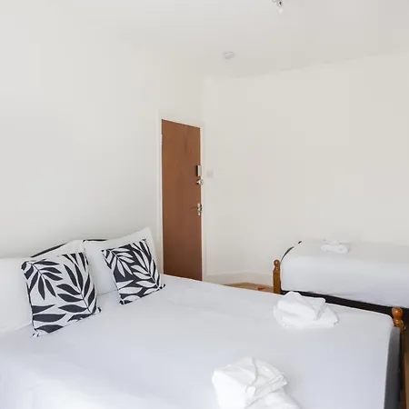 Wood Green Budget Rooms - Next To Mall & Metro Station - 10 Min To City Center London Exterior photo