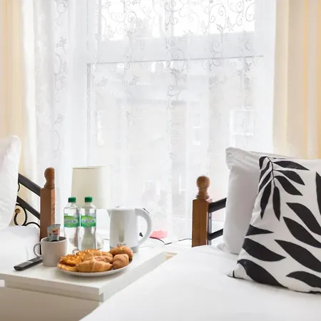 Wood Green Budget Rooms - Next To Mall & Metro Station - 10 Min To City Center London Exterior photo