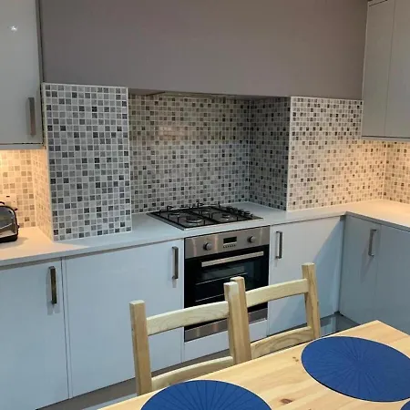 Wood Green Budget Rooms - Next To Mall & Metro Station - 10 Min To City Center London Exterior photo