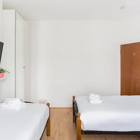 Wood Green Budget Rooms - Next To Mall & Metro Station - 10 Min To City Center London Exterior photo