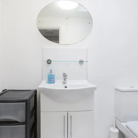Wood Green Budget Rooms - Next To Mall & Metro Station - 10 Min To City Center London Exterior photo