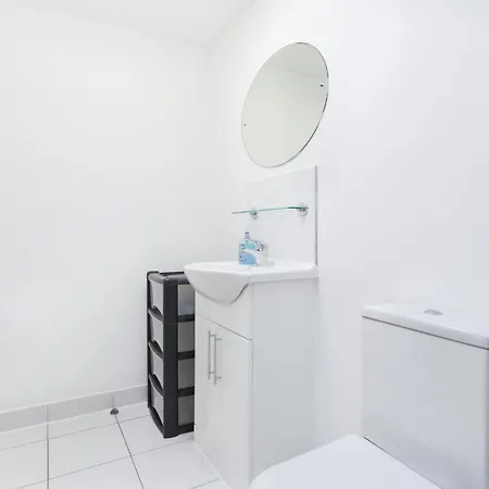 Wood Green Budget Rooms - Next To Mall & Metro Station - 10 Min To City Center London Exterior photo