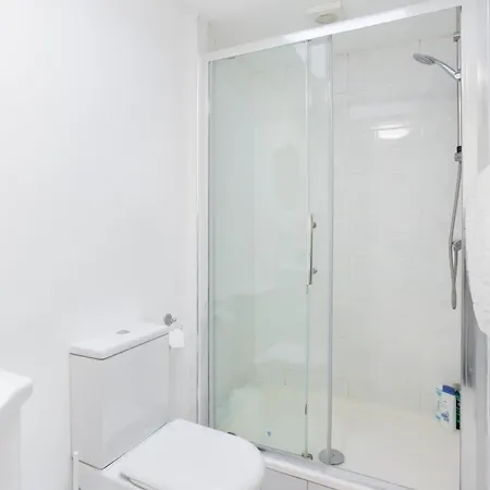 Wood Green Budget Rooms - Next To Mall & Metro Station - 10 Min To City Center London Exterior photo