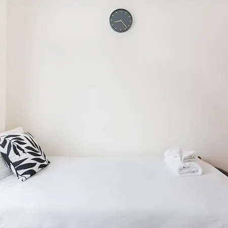 Wood Green Budget Rooms - Next To Mall & Metro Station - 10 Min To City Center London Exterior photo