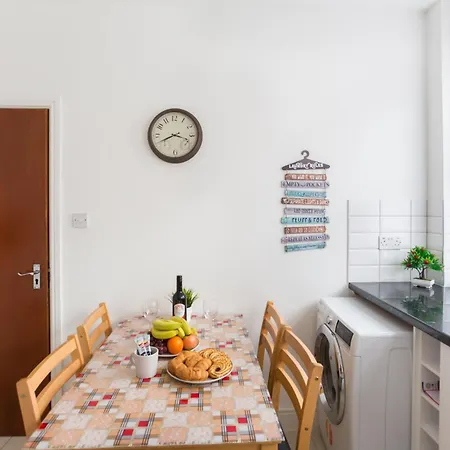 Wood Green Budget Rooms - Next To Mall & Metro Station - 10 Min To City Center London Exterior photo