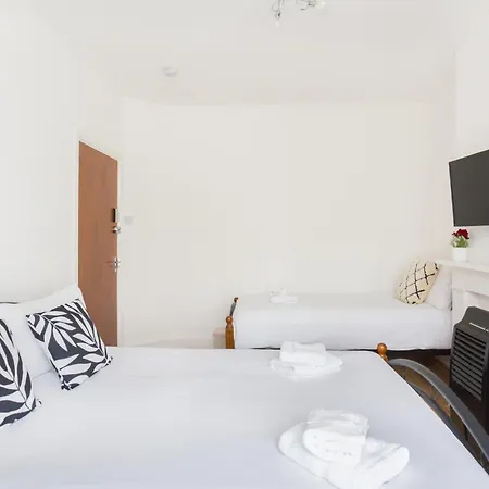 Wood Green Budget Rooms - Next To Mall & Metro Station - 10 Min To City Center London Exterior photo