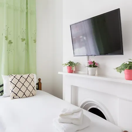 Wood Green Budget Rooms - Next To Mall & Metro Station - 10 Min To City Center London Exterior photo