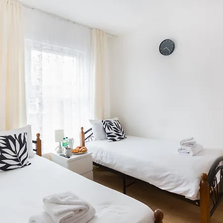 Wood Green Budget Rooms - Next To Mall & Metro Station - 10 Min To City Center London Exterior photo