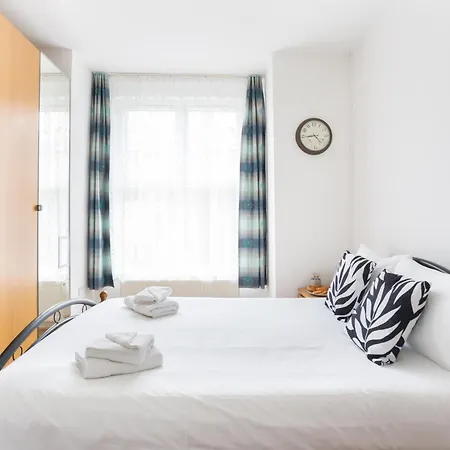 Wood Green Budget Rooms - Next To Mall & Metro Station - 10 Min To City Center London Exterior photo