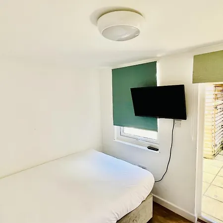 Wood Green Budget Rooms - Next To Mall & Metro Station - 10 Min To City Center London Exterior photo