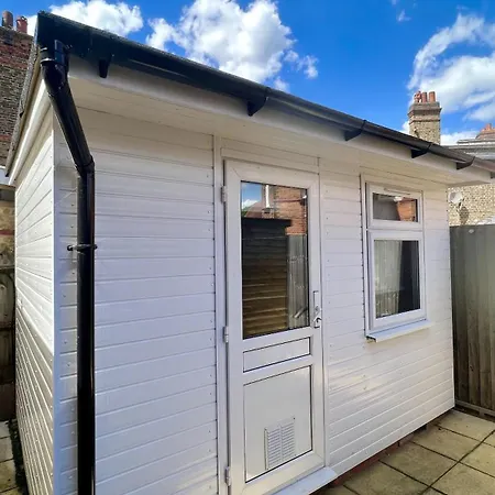 Wood Green Budget Rooms - Next To Mall & Metro Station - 10 Min To City Center London Exterior photo