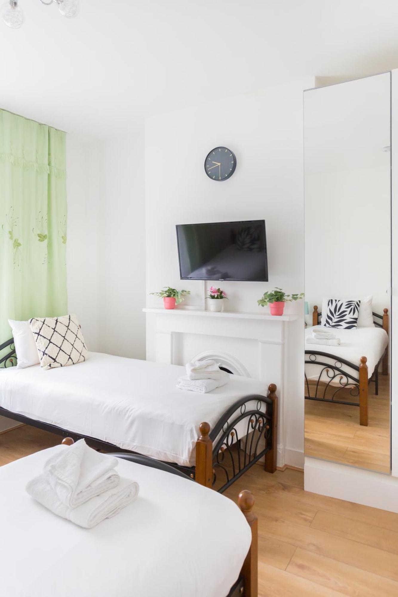 Wood Budget - Next To Mall & Metro Station - 10 Min To Center Hébergement de vacances *