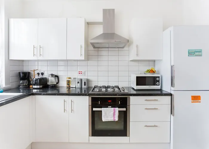 Wood Green Budget Rooms - Next To Mall & Metro Station - 10 Min To City Center