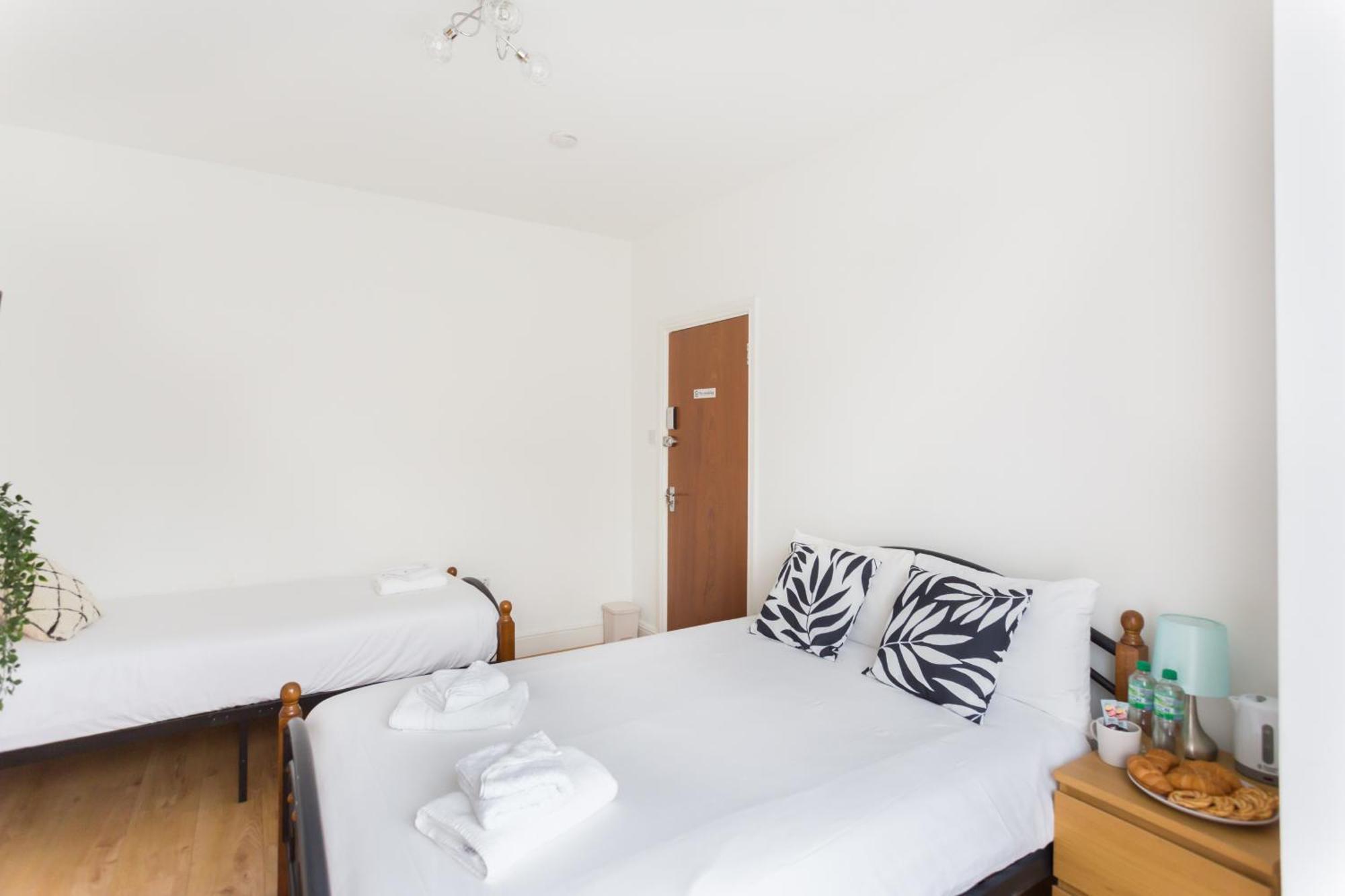 Casa de Férias Wood Budget - Next To Mall & Metro Station - 10 Min To Center Londres