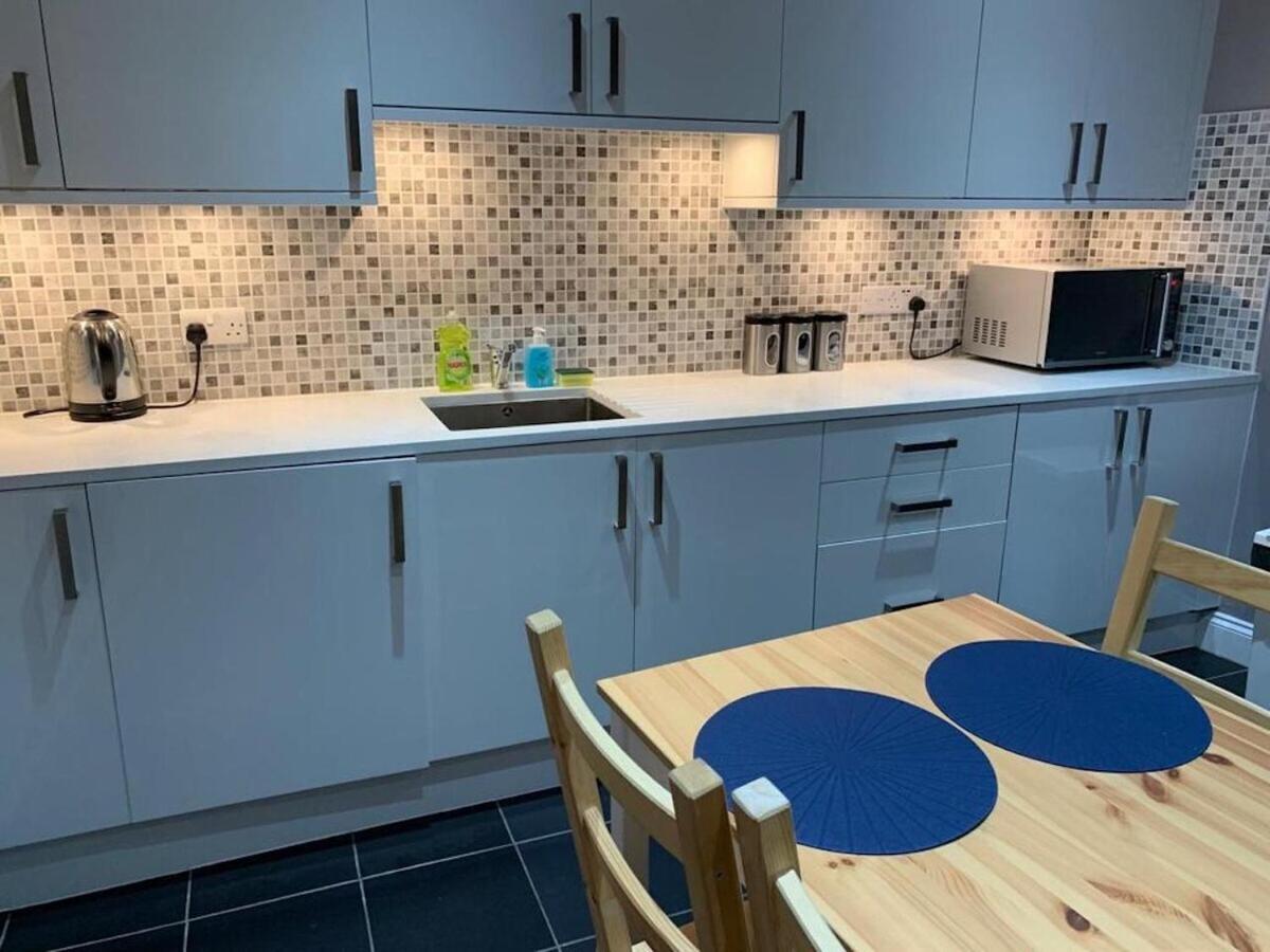 Wood Budget - Next To Mall & Metro Station - 10 Min To Center Casa de Férias