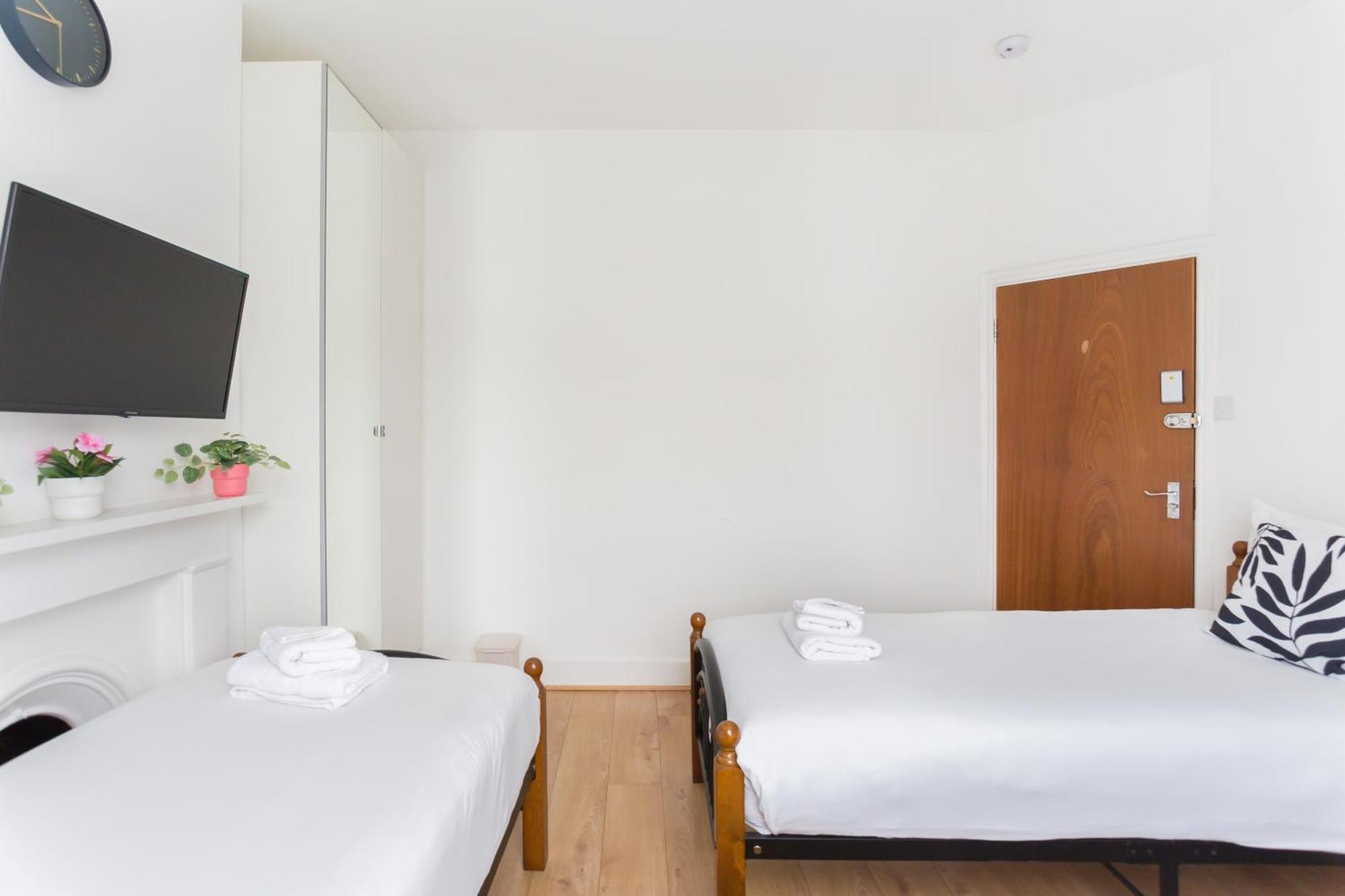 Casa de Férias Wood Budget - Next To Mall & Metro Station - 10 Min To Center Londres