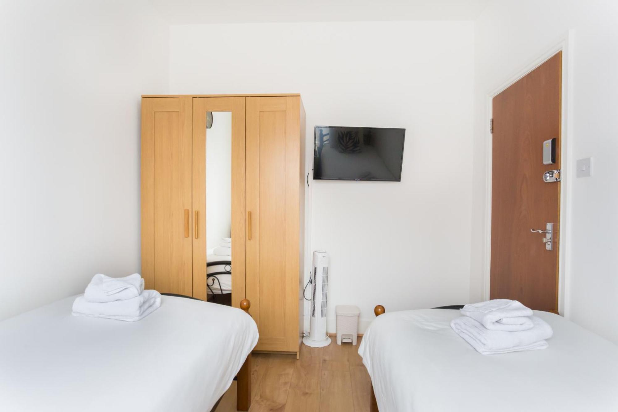Casa de Férias Wood Budget - Next To Mall & Metro Station - 10 Min To Center Londres
