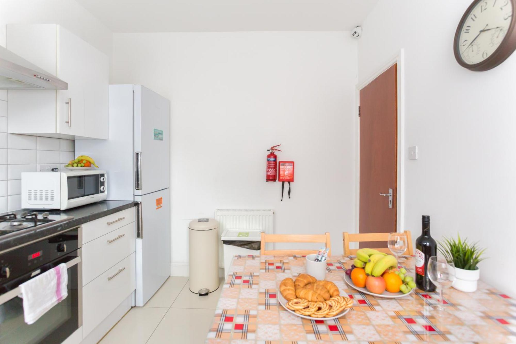 Wood Budget - Next To Mall & Metro Station - 10 Min To Center Casa de Férias Londres