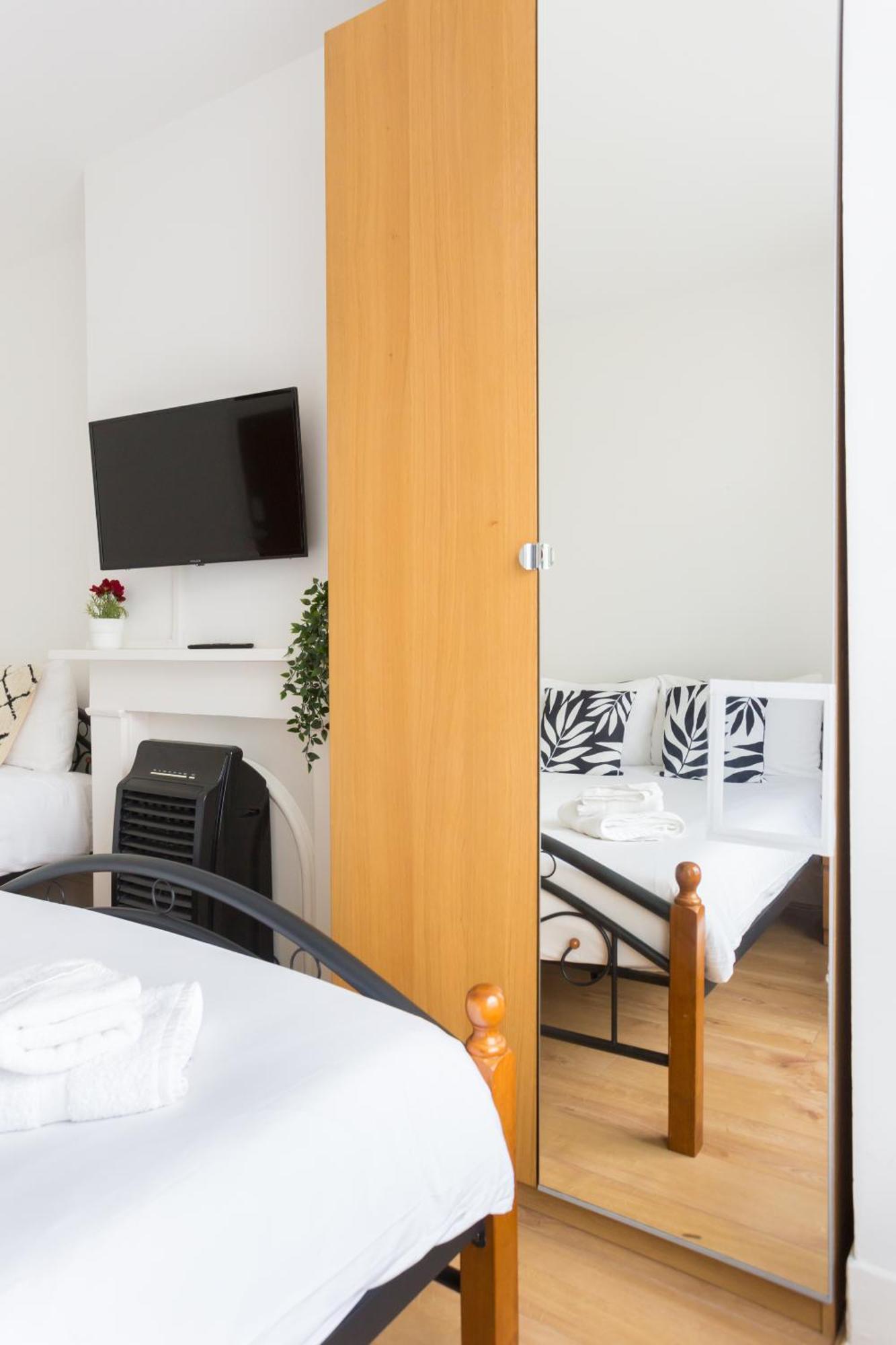 Wood Budget - Next To Mall & Metro Station - 10 Min To Center Casa de Férias *