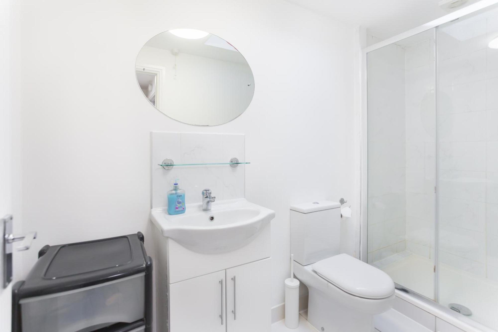 Casa de Férias Wood Budget - Next To Mall & Metro Station - 10 Min To Center Londres